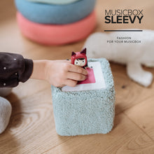 Laden Sie das Bild in den Galerie-Viewer, Musikbox SLEEVY TEDDY Dusty Mint Stretch, Schutzbezug für die Toniebox