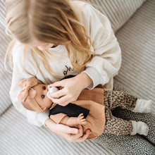 Laden Sie das Bild in den Galerie-Viewer, Weichkörper-Babypuppe 'Sonia 2023' von Paola Reina mit Schnuller und Kleidungset 'Leo