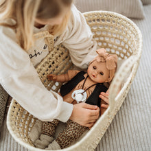 Laden Sie das Bild in den Galerie-Viewer, Paola Reina Sonia, sprechende Puppe mit Schnuller und Kleidung, Modell 2023 Leo