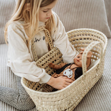 Laden Sie das Bild in den Galerie-Viewer, Paola Reina Sonia, sprechende Puppe mit Schnuller und Kleidung, Modell 2023 Leo