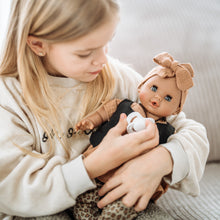 Laden Sie das Bild in den Galerie-Viewer, Paola Reina Sonia Leo Muster, sprechende Puppe 2023 mit Schnuller und Kleidung 08033