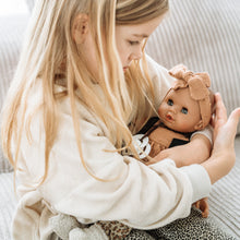 Laden Sie das Bild in den Galerie-Viewer, Detailansicht der Paola Reina Puppe 'Sonia 2023' 08033 mit Vanilleduft, CE-zertifiziert, hergestellt in Spanien