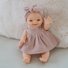 Laden Sie das Bild in den Galerie-Viewer, Paola Reina Gordi Kleidungs-Set - Kleid und Stirnband 34 cm