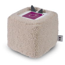 Laden Sie das Bild in den Galerie-Viewer, Stilvolle, handgefertigte Schutzhülle für Toniebox, flauschiger Teddystoff, Made in Germany, einfacher Gummizug