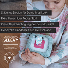 Laden Sie das Bild in den Galerie-Viewer, Musikbox SLEEVY TEDDY Dusty Mint Stretch, Schutzbezug für die Toniebox