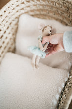 Laden Sie das Bild in den Galerie-Viewer, Set aus Puppentrage LUCY LOU und Bettwäsche Teddy