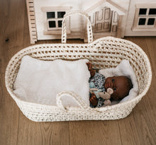 Laden Sie das Bild in den Galerie-Viewer, Set aus Puppentrage LUCY LOU und Bettwäsche Teddy