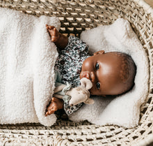 Laden Sie das Bild in den Galerie-Viewer, Set aus Puppentrage LUCY LOU und Bettwäsche Teddy