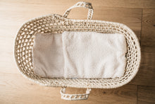 Laden Sie das Bild in den Galerie-Viewer, Set aus Puppentrage LUCY LOU und Bettwäsche Teddy