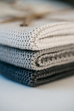 Laden Sie das Bild in den Galerie-Viewer, Solvang Wischtücher gestrickt, 3er Set, stahlgrau aus 100% Oeko-Tex Baumwolle