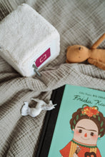 Laden Sie das Bild in den Galerie-Viewer, B-Ware, Musikbox SLEEVY TEDDY Stretch natur, Schutzbezug für die Tonibox