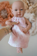 Laden Sie das Bild in den Galerie-Viewer, Hängerchen BATIK LOVE aus Musselin