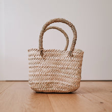 Laden Sie das Bild in den Galerie-Viewer, Kinderkorb Palmblatt, Jenliving Korb Tragetasche, Palmblatt Körbchen, Kindertasche aus Korb, Osterkorb Palmblatt