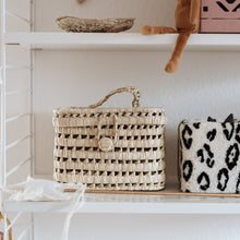 Laden Sie das Bild in den Galerie-Viewer, aufbewahrungskorb aus palmblatt, palmblatt korb, palm leaf basket for kids