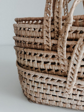 Laden Sie das Bild in den Galerie-Viewer, Moseskorb, Puppentrage LUCY LOU wurde aus Palmblatt handgefertigt.
