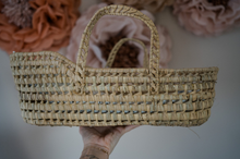 Laden Sie das Bild in den Galerie-Viewer, JenLiving® Mosentrage LUCY LOU aus Palmblatt, Mosenkorb Palmblatt, Puppenkorb