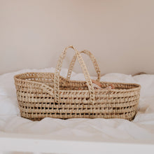 Laden Sie das Bild in den Galerie-Viewer, JenLiving® Puppentrage LUCY LOU aus Palmblatt, Mosenkorb Palmblatt, Puppenkorb