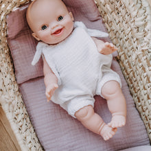 Laden Sie das Bild in den Galerie-Viewer, Set aus Puppentrage LUCY LOU und Matratze Pudertraum rosa