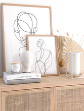Laden Sie das Bild in den Galerie-Viewer, JenLiving® OFFWHITE LOTUS Fragrance Candle