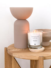 Laden Sie das Bild in den Galerie-Viewer, JenLiving® OFFWHITE LOTUS Fragrance Candle