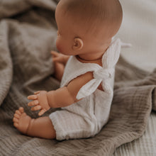 Laden Sie das Bild in den Galerie-Viewer, Paola Reina Puppe Scandi Girl + Romper Musselin