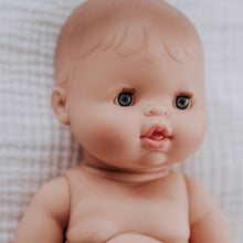 Laden Sie das Bild in den Galerie-Viewer, Paola Reina Gordi Puppe Scandi Girl, 34 cm aus Vinyl