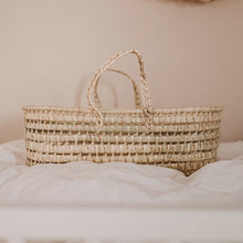Laden Sie das Bild in den Galerie-Viewer, Jenliving Puppentrage, Moseskorb aus Palmblatt NILA
