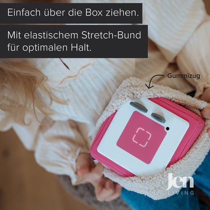 Detailaufnahme der handgefertigten Schutzhülle für Toniebox aus weichem Teddystoff, kinderleichtes Anziehen dank Gummizug, hochwertige deutsche Handwerkskunst