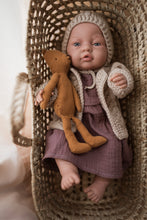 Laden Sie das Bild in den Galerie-Viewer, Musselinkleid Aubergine für Puppen bis 45 cm
