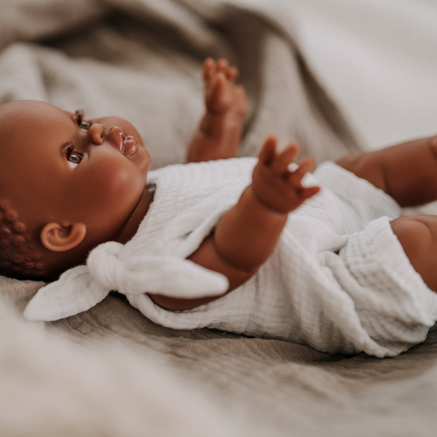 Paola Reina Puppe European Girl + Romper Musselin