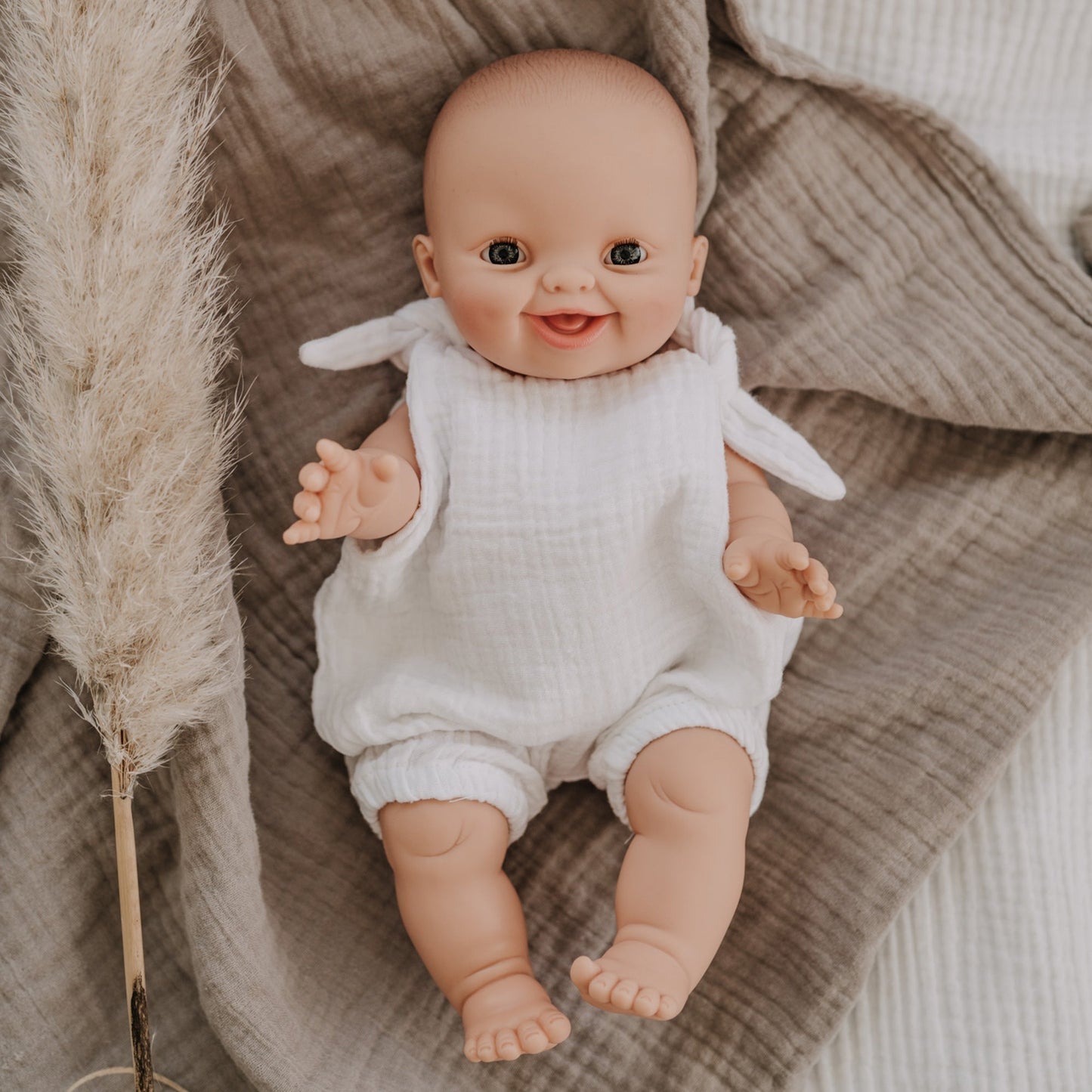 Paola Reina Puppe European Girl + Romper Musselin